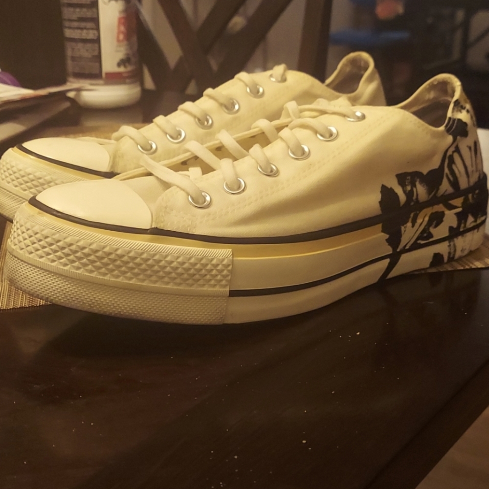 Womens converse: Size 10